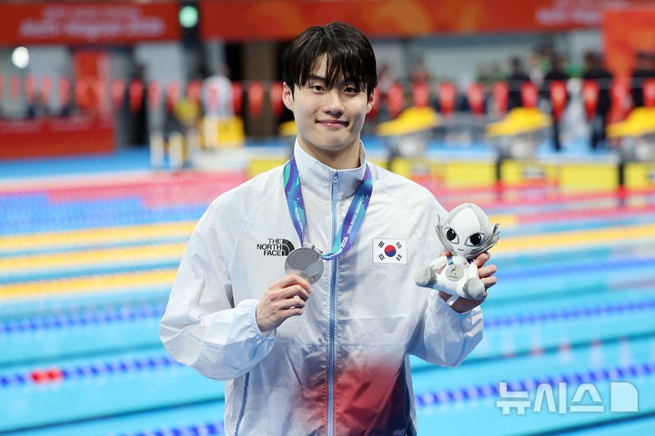 황선우, 자유형 200m 은메달 '2연패 무산'…'한국新' <b>혼성 혼계영</b> 400m 동...