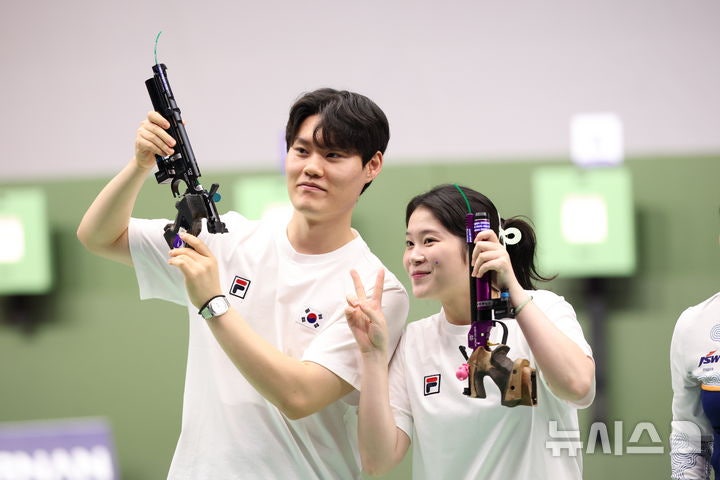 사격 <b>홍수현</b>-<b>추가은</b>, 10m 공기권총 혼성 銀…한국 3연속 메달[나고야AG]