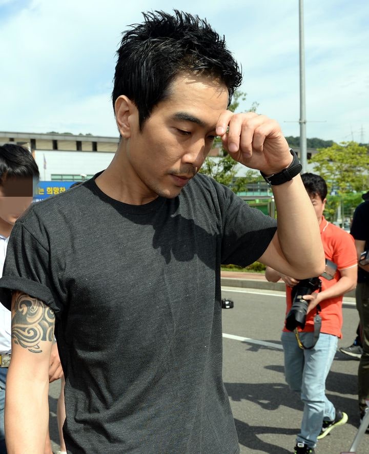 [서울=뉴시스]박영태 기자 = 미성년자 3명을 4차례에 걸쳐 성폭행하거나 강제 추행한 혐의로 복역 중 이었던 가수 고영욱이 10일 오전 서울 구로구 천왕동에 위치한 남부교도소에서 출소하고 있다. 2015.07.10.