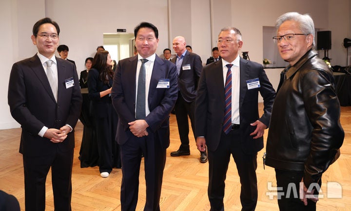 [샌프란시스코=뉴시스] 김진아 기자 = 이재용(왼쪽부터) 삼성전자 회장, 최태원 SK그룹 회장, 정의선 현대차그룹 회장, 젠슨 황 엔비디아 CEO가 24일(현지 시간) 미국 샌프란시스코 더 미드웨이에서 열린 샌프란시