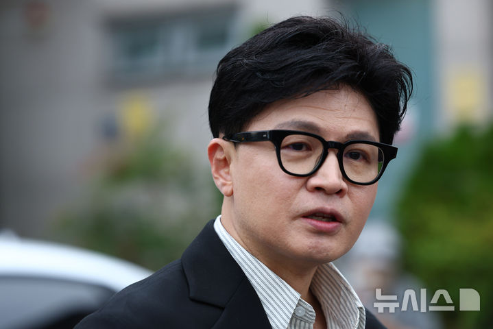 [서울=뉴시스] 전신 기자 = 한동훈 무소속 의원이 24일 서울 용산구 국방부 앞에서 비무장지대(DMZ) 지뢰 추정 폭발 사고와 관련해 즉각 조사를 촉구하는 1인 시위를 하고 있다. 2026.09.24. photo1
