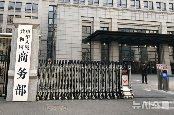 [베이징=AP/뉴시스] 미국과 중국이 약 300억 달러(약 40조7000억원) 규모의 상대국 수입품에 부과하는 관세를 상호 인하하기로 합의했다고 중국 측이 밝혔다. 사진은 2019년 1월 9일 중국 베이징의 상무부 