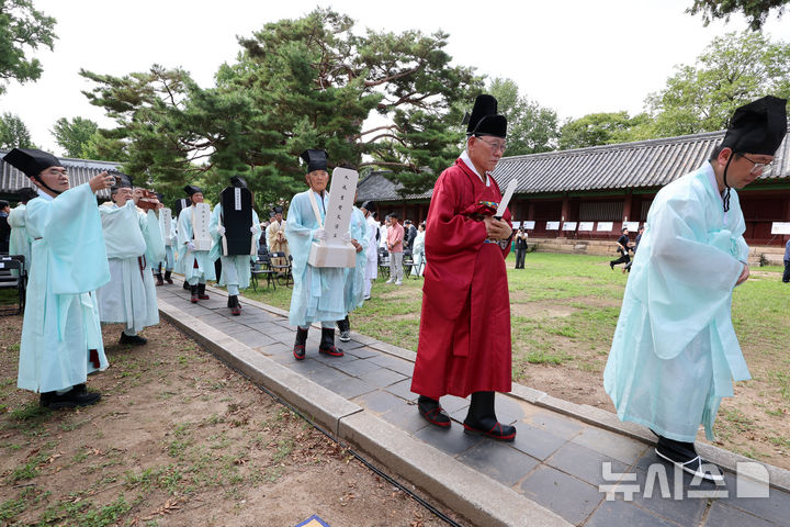 [서울=뉴시스] 박진희 기자 = 최종수 성균관장과 유림이 24일 서울 종로구 성균관에서 '성균관 대성전 위패 환안 행차'를 봉행하고 있다.1602년 중건된 해당 건물(대성전)은 공자 등 중국 유학 성인과 우리나라 