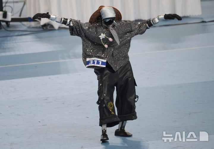 [베이징=AP/뉴시스] 25일(현지 시간) 중국 베이징에서 열리고 있는 제2회 세계 휴머노이드 로봇 경기에서 휴머노이드 로봇이 브레이크댄스 경연을 하고 있다. 2026.08.25. 