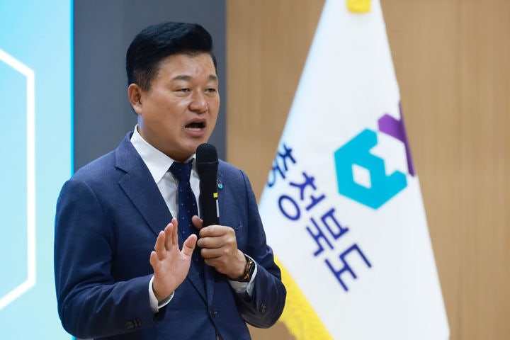 경찰, <b>신용한</b> 충북지사 <b>집무실 압수수색</b>…자료 확보