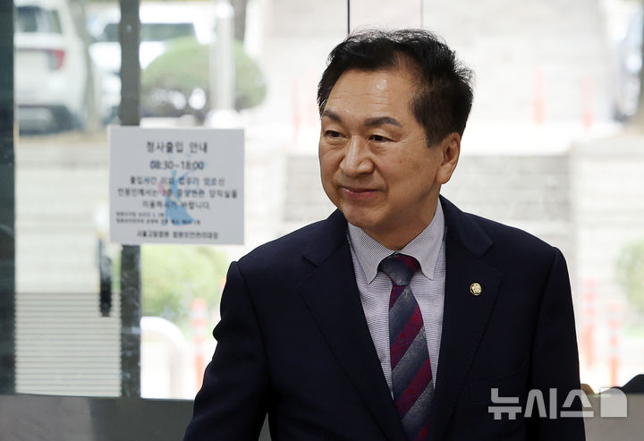 [서울=뉴시스] 김명년 기자 = 특검이 김건희 여사에게 전당대회 당선을 대가로 267만원 상당의 가방을 건넨 혐의를 받는 김기현 국민의힘 의원에게 징역 1년의 실형을 구형했다.사진은 김 의원이 지난 14일 오전 서