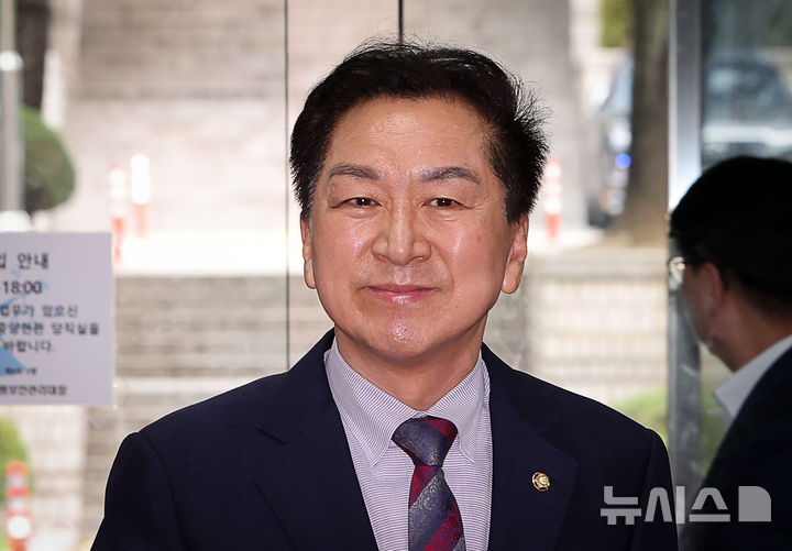 [서울=뉴시스] 김명년 기자 = 특검이 김건희 여사에게 전당대회 당선을 대가로 267만원 상당의 가방을 건넨 혐의를 받는 김기현 국민의힘 의원에게 징역 1년의 실형을 구형했다.사진은 김 의원이 지난 14일 오전 서