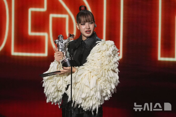 블랙핑크 <b>리사</b>, 2026 MTV VMA '<b>베스트 팝</b>' <b>수상</b>