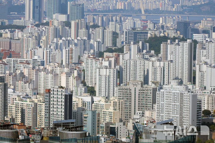 [서울=뉴시스] 고승민 기자 = 27일 서울 남산에서 바라본 시내 아파트 모습.2026.09.27.