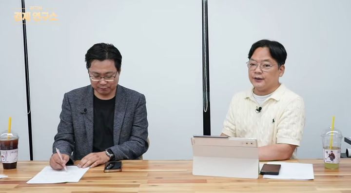 [서울=뉴시스] 알파경제 김종효 이사가 유튜브 채널 '그리구라 GreeGura'의 '김구라 경제연구소'에서 10월 국내 증시와 주요 업종 전망을 설명하고 있다.(사진=유튜브 채널 '그리구라 GreeGura' 캡처)