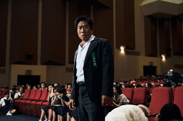 <b>1위</b>서 2위 된 '암살자(들)'…'<b>타짜4</b>' 어부지리 <b>1위</b>