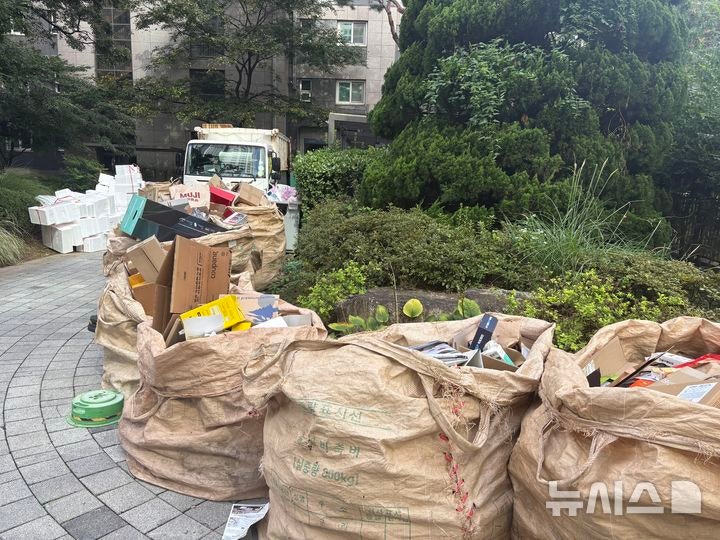 스티로폼과 박스산에 갇혔다… 추석 직후 쓰레기와 사투 벌이는 미화원들