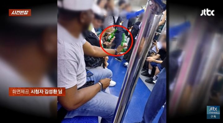 [서울=뉴시스] 수도권 전철 1호선 객차에서 외국인 남성들이 소주병을 들고 마시며 고성방가했다는 제보가 나왔다.(사진=JTBC '사건반장' 캡처)