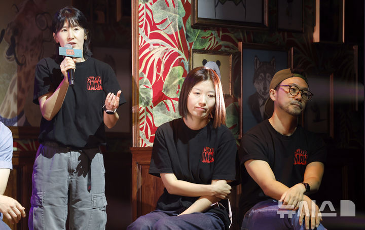 [서울=뉴시스] 김혜진 기자 = 이지영(왼쪽) 국내협력연출이 1일 오후 서울 종로구 놀(NOL)씨어터 대학로에서 열린 뮤지컬 '콰이어 오브 맨' 프레스콜에서 인사말을 하고 있다.2026.10.01.jini@new