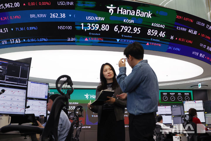 [서울=뉴시스] 조성우 기자 = 코스피가 전 거래일보다 23.55포인트(0.34%) 내린 6814.49에 개장한 1일 서울 중구 하나은행 딜링룸 전광판에 지수가 표시되고 있다.코스닥 지수는 1.95포인트(0.23%