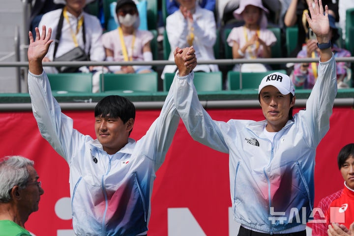 [나고야=AP/뉴시스] 박의성(왼쪽)과 남지성이 2일 일본 나고야 히가시야마 공원 테니스센터에서 열린 2026 아이치·나고야 아시안게임 테니스 남자 복식에서 은메달을 따낸 뒤 시상대에 올라 포즈를 취하고 있다. 박의성과 남지성은 결승에서 구스하라 유스케-나카가와 순스케 조(일본)에 0-2(3-6 6-7)로 패해 은메달을 목에 걸었다. 2026.10.02.