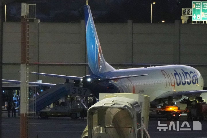 [텔아비브=AP/뉴시스] 30일(현지 시간) 아랍에미리트(UAE) 두바이에서 이스라엘로 향하던 여객기에서 조종사 간 흉기 공격 사건을 겪은 승객들이 대체 항공편으로 이스라엘에 도착했다.플라이두바이 대체 항공기가 
