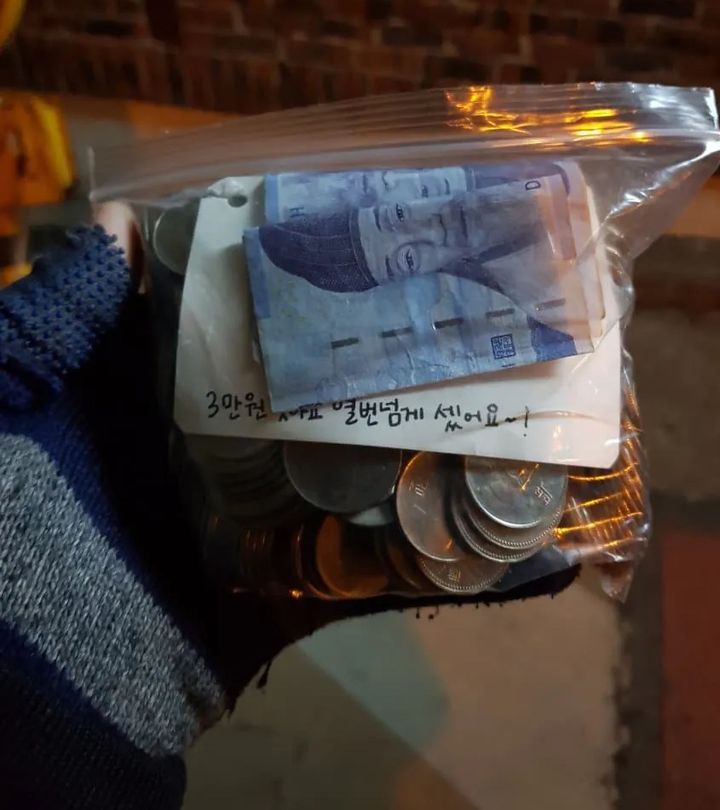 [서울=뉴시스] 판자촌으로 음식을 배달한 배달기사가 동전을 모아 음식값을 준비한 주문자를 위해 돈을 받지 않았다는 사연이 전해졌다.(사진=에펨코리아 캡처)