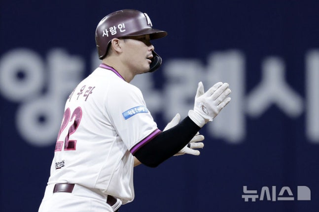 [서울=뉴시스] 최동준 기자 = 6일 서울 구로구 고척스카이돔에서 열린 2026 KBO리그 키움 히어로즈와 NC 다이노스의 경기, 8회말 2사 1루 상황 키움 히우라가 1타점 적시타를 친 뒤 기뻐하고 있다. 2026.09.06. photocdj@newsis.com