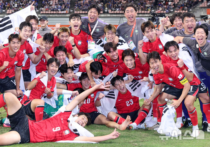 전역모 쓰고 "군대 안 간다" 면제에 취한 축구대표팀…安 "이제 AG 군면...