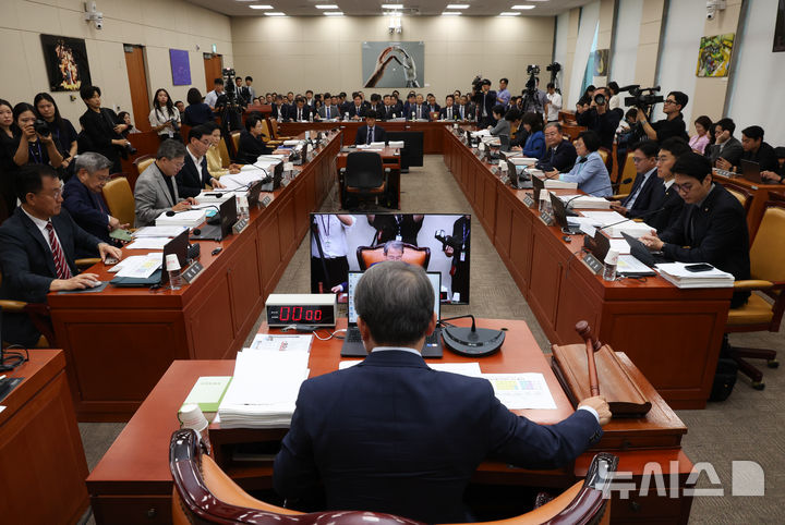[서울=뉴시스] 김근수 기자 = 송기헌 국회 과방위원장이 지난달 8일 오전 서울 여의도 국회에서 열린 과학기술정보방송통신위원회 전체회의에서 의사봉을 두드리고 있다. 2026.09.08. ks@newsis.com