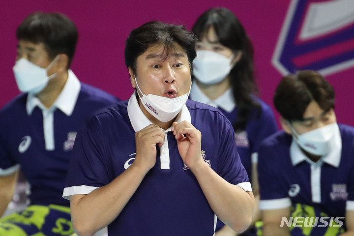 여자배구 <b>정관장</b>, 새 사령탑으로 <b>권순찬 감독 선임</b>…"책임감 막중"
