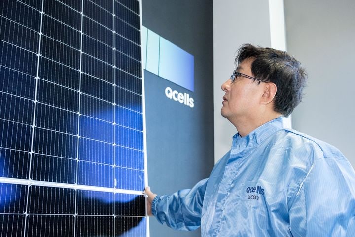 [서울=뉴시스] 김성환 환경부 장관이 11일 경기도 성남시 판교에 소재한 한화 미래기술연구소를 방문해 태양광 패널을 살펴보며 국내 태양광 산업의 경쟁력과 우수 기술개발 현황을 점검하고 있다.(사진=환경부 제공) 2