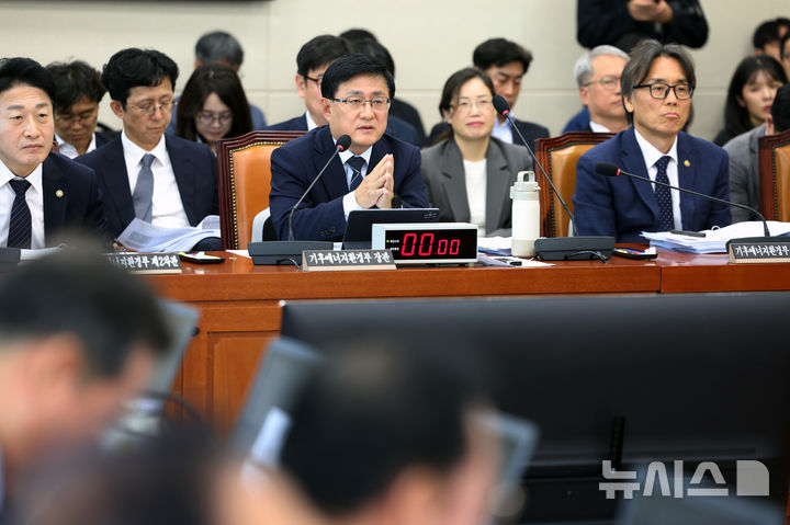 [서울=뉴시스] 조성우 기자 = 김성환 기후에너지환경부 장관이 6일 서울 여의도 국회에서 열린 기후에너지환경노동위원회의 기후에너지환경부에 대한 국정감사에서 자료제출 관련 질문에 답변하고 있다.2026.10.06.