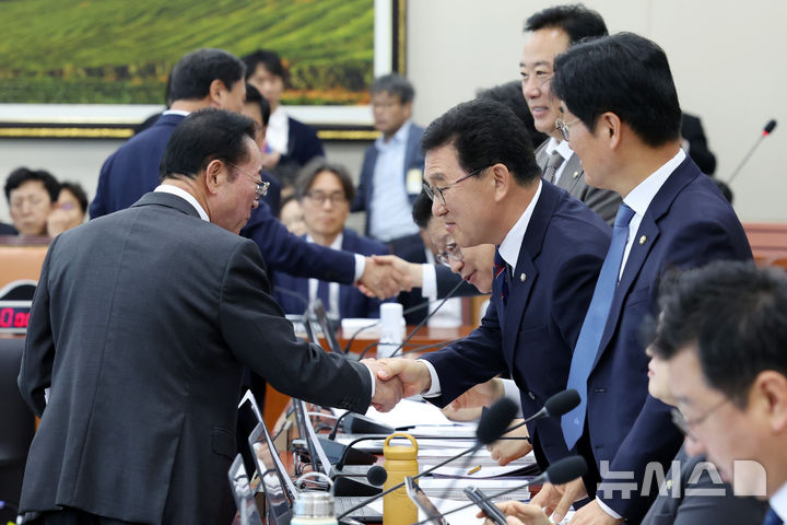 [서울=뉴시스] 조성우 기자 = 6일 서울 여의도 국회에서 열린 기후에너지환경노동위원회의 기후에너지환경부에 대한 국정감사에서 여야 의원들이 인사를 나누고 있다.2026.10.06.