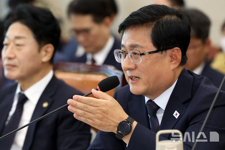 [서울=뉴시스] 조성우 기자 = 김성환 기후에너지환경부 장관이 6일 서울 여의도 국회에서 열린 기후에너지환경노동위원회의 기후에너지환경부에 대한 국정감사에서 자료제출 관련 답변을 하고 있다.2026.10.06.xc