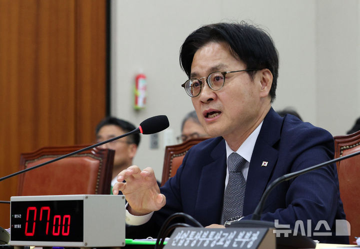 [서울=뉴시스] 고범준 기자 = 김정관 산업통상부 장관이 6일 서울 여의도 국회에서 열린 산업통상자원중소벤처기업위원회 국정감사(산업통상부)에서 의원 질의에 답변하고 있다.2026.10.06.bjko@newsis.