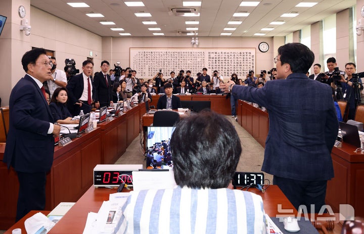 법사위 국감 충돌…與 "조희대 탄핵 사유" 野 "대통령 대법관 쇼핑"(종합...
