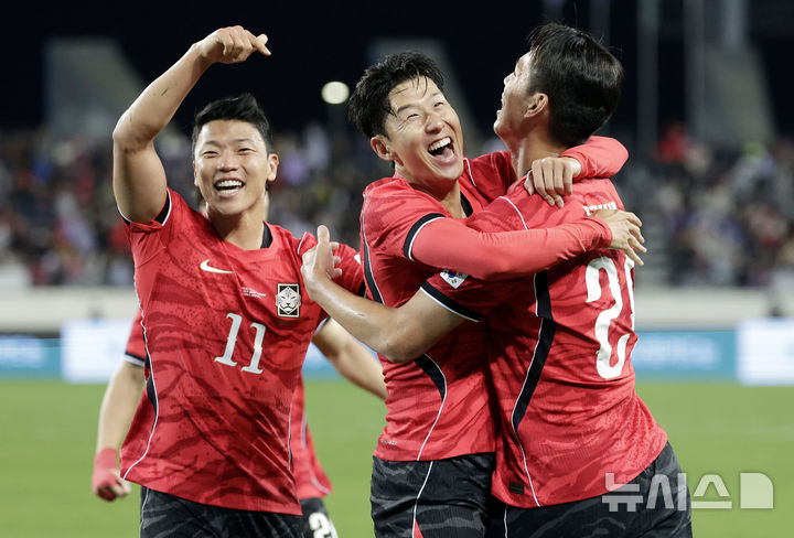 '<b>한국 최다골</b>' <b>손흥민</b> "감정 북받쳐…내 일처럼 응원해주신 팬 덕분"