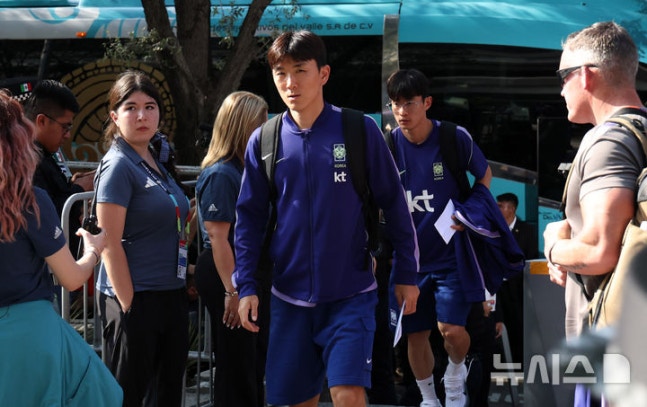 [몬테레이(멕시코)=뉴시스] 전신 기자 = 축구 국가대표팀 황인범이 2026 북중미 월드컵 조별리그 3차전 남아프리카공화국과의 경기를 앞두고 21일(현지 시간) 멕시코 몬테레이 대표팀 숙소로 들어서고 있다. 2026.06.22. photo1006@newsis.com