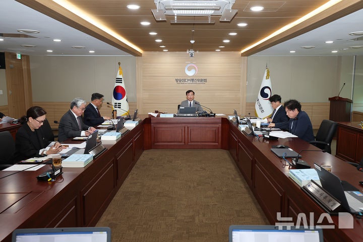 [서울=뉴시스] 윤현성 기자 = 김종철 방송미디어통신위원장(가운데)이 지난달 30일 정부과천청사에서 '2026년 제39차 전체회의'를 진행하고 있다.(사진=방송미디어통신위원회 제공) 2026.09.30.hsyhs