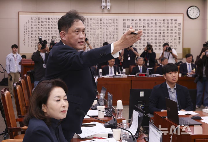 與 "野 <b>김태규</b>, '<b>부엉이 바위</b>' <b>발언</b>, 수준 낮아…의원 퇴출돼야"