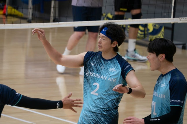 [서울=뉴시스] 남자배구 대한항공 한선수가 6일 일본 오사카부 사카이시에서 진행 중인 구단 전지훈련에서 동료들과 실전 경기를 펼치고 있다. (사진=대한항공 제공) 2026.10.07. *재판매 및 DB 금지