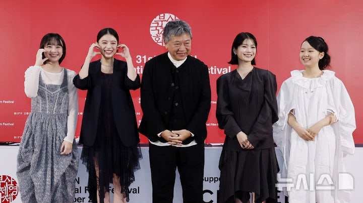 화기애애한 <b>룩백</b> 팀