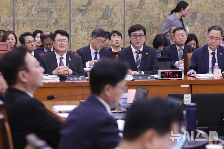 여야, 문체위 국감서 영화 '암살자(들)'·<b>박진영</b> '패노메논' 놓고 설전(...