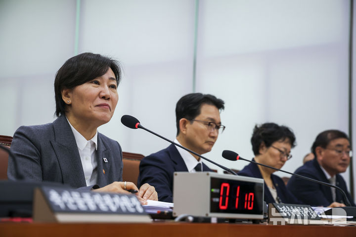 [서울=뉴시스] 정병혁 기자 = 송미령 농림축산식품부 장관이 7일 서울 여의도 국회에서 열린 국회 농림축산식품해양수산위원회의 농림축산식품부 등의 국정감사에서 질문에 답하고 있다.2026.10.07.jhope@ne