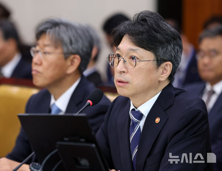 [서울=뉴시스] 고범준 기자 = 홍지선 국토교통부 장관이 7일 서울 여의도 국회에서 열린 국토교통위원회 국정감사(국토교통부 등)에서 의원 질의에 답변하고 있다.2026.10.07.