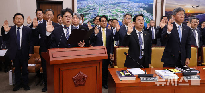 [서울=뉴시스] 고범준 기자 = 홍지선 국토교통부 장관 등이 7일 서울 여의도 국회에서 열린 국토교통위원회 국정감사(국토교통부 등)에서 선서를 하고 있다.2026.10.07.