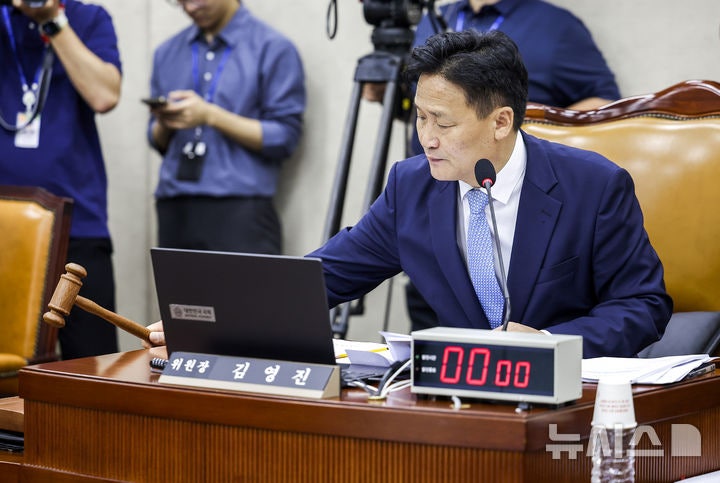 <b>김영진</b> "후임 대통령 비서실장에 현역 <b>의원</b> 차출 부적절"