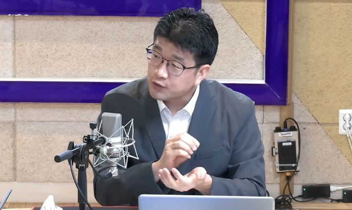 [서울=뉴시스] 지난 6일 유튜브 채널 '손에잡히는경제'에 출연한 정대성 포스텍 화학공학과 교수가 AI 시대 전력난을 해결할 대안으로 '뉴로모픽 반도체'에 대해 설명하고 있다.(사진=유튜브 '손에잡히는경제' 화면 
