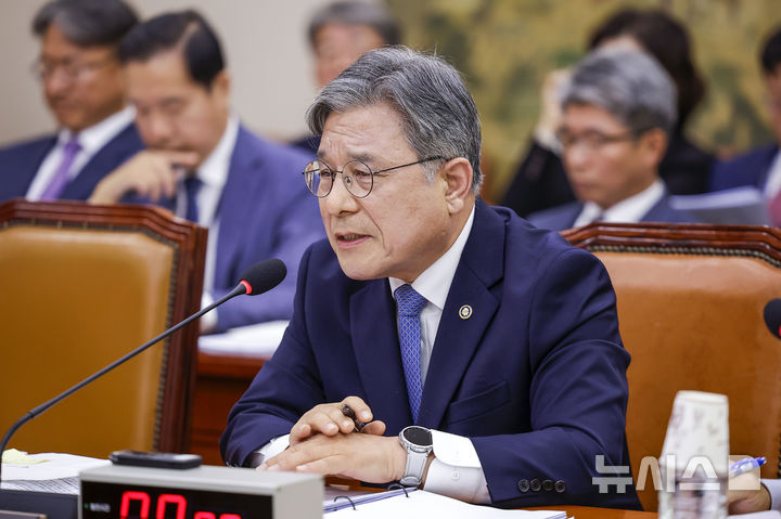 [서울=뉴시스] 정병혁 기자 = 허민 국가유산청장이 8일 서울 여의도 국회에서 열린 국회 문화체육관광위원회의 국가유산청 등에 대한 국정감사에서 의원 질문에 답하고 있다.2026.10.08.jhope@newsis.