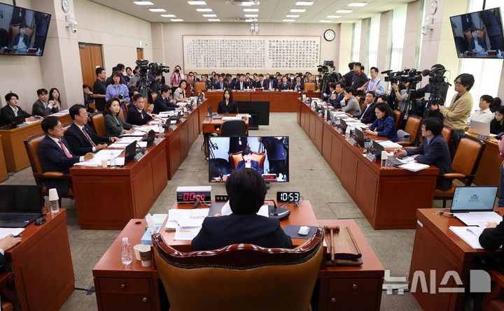 법사위 법무부 <b>국감</b> 충돌…與 "檢 조작기소 인정하라" 野 "공소취소하면...