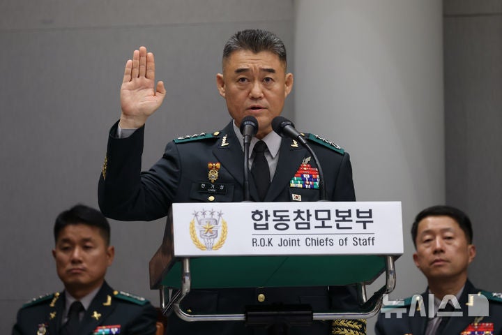 <b>증인 선서</b>하는 <b>한기성</b> 전 육군 제1군단장