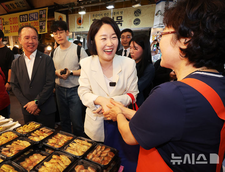 [수원=뉴시스] 김종택 기자 = 이소영 신임 중소벤처기업부 장관이 지난달 23일 경기 수원시 팔달구 못골시장을 방문해 상인과 반갑게 인사를 나누고 있다.(공동취재) 2026.10.09.