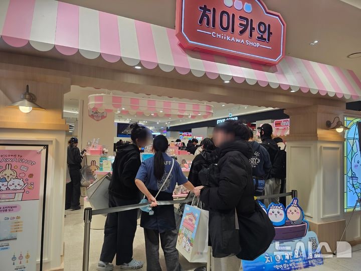 [서울=뉴시스] 박지우·이수진 인턴기자 = 8일 오전 서울 용산구 ‘치이카와샵’ 앞에서 현장 대기 등록을 마친 방문객들이 매장에 입장하고 있다.2026.10.08.