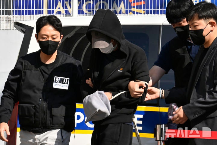 '구속기로' <b>나주 부부 살해</b>범…"계획범죄" 질문에 묵묵부답